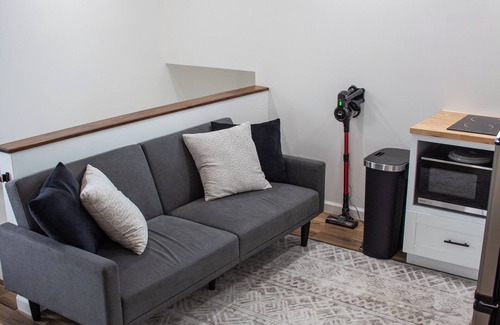 Ewa Cama Y Desayuno | Charming 2-bedroom near the beach with AC, WiFi, Yoga, Surf, Golf