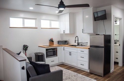 Ewa Cama Y Desayuno | Charming 2-bedroom near the beach with AC, WiFi, Yoga, Surf, Golf