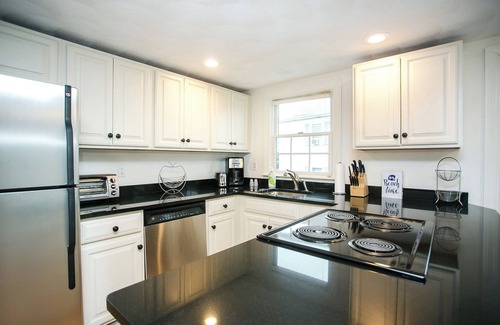 Newport East Condominio | Charming 2-Bedroom Ocean View Condo- Prime Location