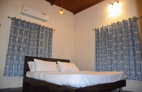 Karjat Complejo | Charming 2-bedroom pet friendly Farmhouse with picturesque surroundings