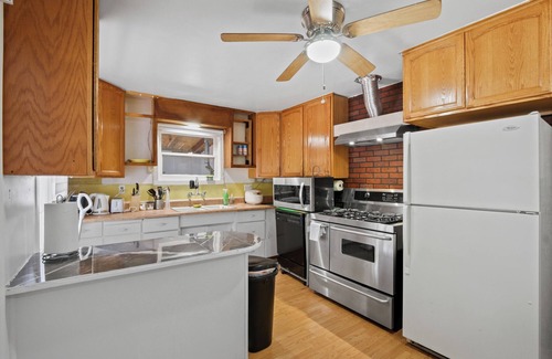 Ontario Casa | Charming 2-bedroom Pet-Friendly house Ontario FREE RV parking