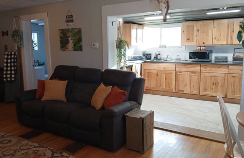 Bedford Cabaña | Charming 2-bedroom private cottage, pet friendly, great location, no pet fees!
