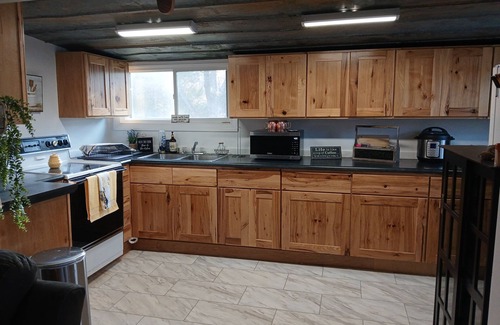 Bedford Cabaña | Charming 2-bedroom private cottage, pet friendly, great location, no pet fees!