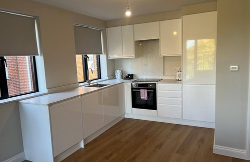 Elmers End Apartamento | Charming 2-Bedroom Retreat with Balcony