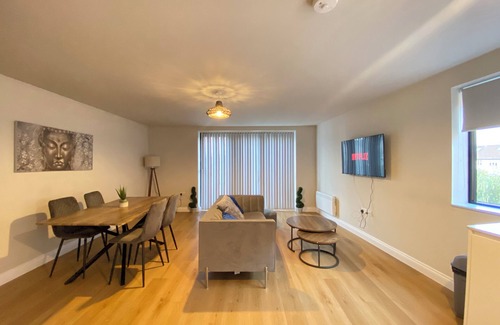 Elmers End Apartamento | Charming 2-Bedroom Retreat with Balcony