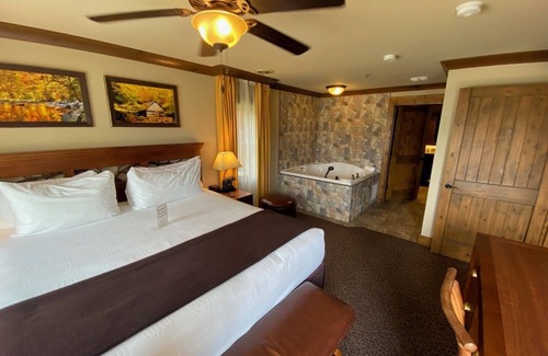 Gatlinburg Complejo | Charming 2-bedroom resort in Gatlinburg with WiFi, fitness room, AC