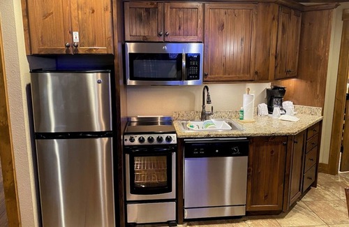 Gatlinburg Complejo | Charming 2-bedroom resort in Gatlinburg with WiFi, fitness room, AC