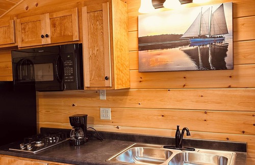 Carrabassett Valley Cabina | Charming 2-bedroom Red cabin close to Carrabassett valley and Kingfield