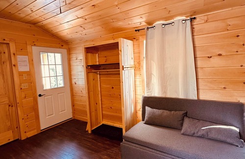 Carrabassett Valley Cabina | Charming 2-bedroom Red cabin close to Carrabassett valley and Kingfield