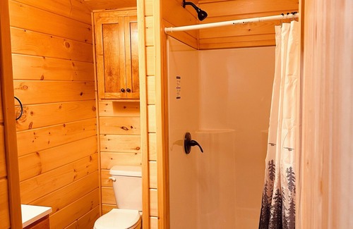 Carrabassett Valley Cabina | Charming 2-bedroom Red cabin close to Carrabassett valley and Kingfield