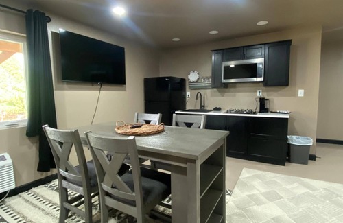 Martinsville Casa | Charming 2-bedroom Rec Center with basketball court in terrific Albany, MO.