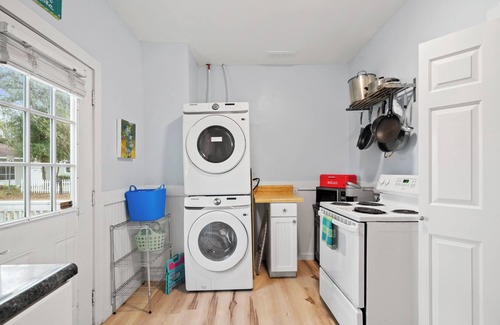 Thunderbolt Cabaña | Charming 2-bedroom Shrimper's Cottage Close to Thunderbolt Marina in Savannah