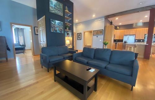 Elkader Apartamento | Charming 2-bedroom suite A with WiFi, AC in adorable Elkader