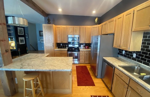 Elkader Apartamento | Charming 2-bedroom suite A with WiFi, AC in adorable Elkader