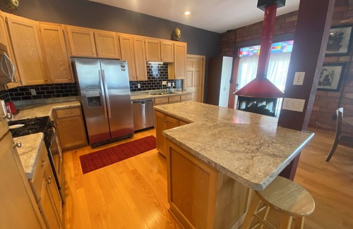 Elkader Apartamento | Charming 2-bedroom suite A with WiFi, AC in adorable Elkader