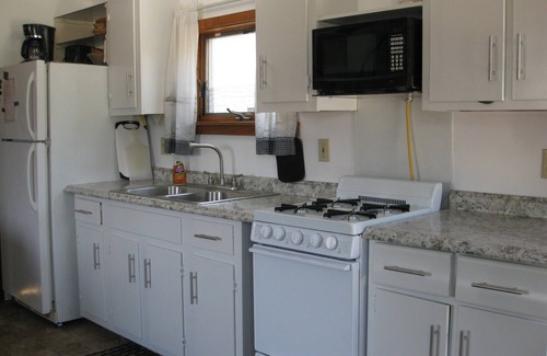 Irving Cabaña | Charming 2-bedroom summer cottage in amazing Sunset Bay, Irving with AC