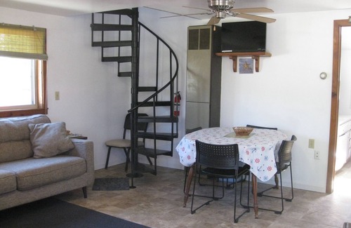 Irving Cabaña | Charming 2-bedroom summer cottage in amazing Sunset Bay, Irving with AC