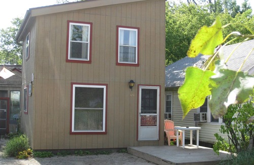 Irving Cabaña | Charming 2-bedroom summer cottage in amazing Sunset Bay, Irving with AC