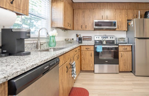 Norwich Casa | Charming 2-bedroom townhome in Norwich near Great Wolf L, Foxwoods & Mohegan Sun