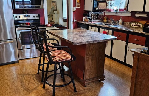 Carlyle Casa | Charming 2-bedroom, two bathroom house in Carlyle, pets welcome!