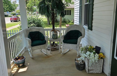 Carlyle Casa | Charming 2-bedroom, two bathroom house in Carlyle, pets welcome!