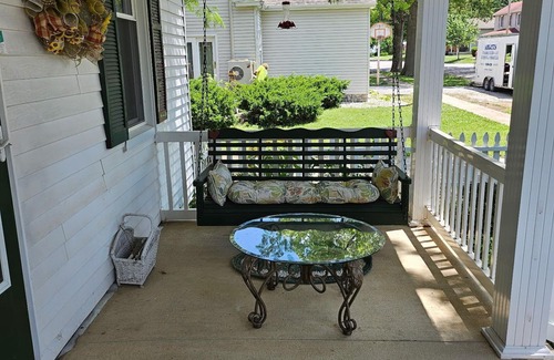 Carlyle Casa | Charming 2-bedroom, two bathroom house in Carlyle, pets welcome!