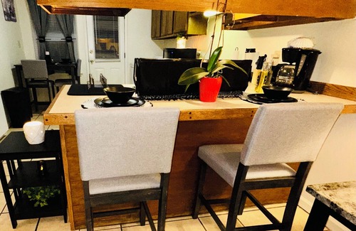 Downtown Greensboro Apartamento | Charming 2-bedroom unit centrally located near the heart of downtown Greensboro