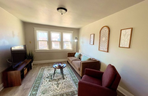 Green Bay Casa | Charming 2-bedroom Upper Duplex in lovely Green Bay
