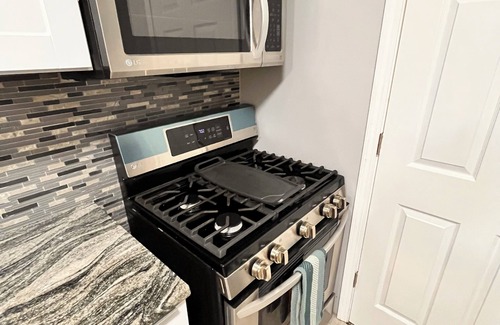 Detroit Casa | Charming 2-bedroom upper duplex in fabulous Detroit minutes from downtown!