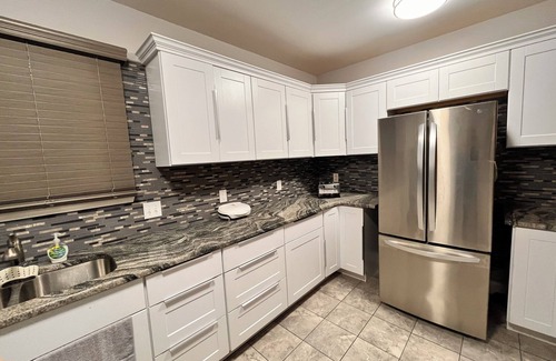 Detroit Casa | Charming 2-bedroom upper duplex in fabulous Detroit minutes from downtown!