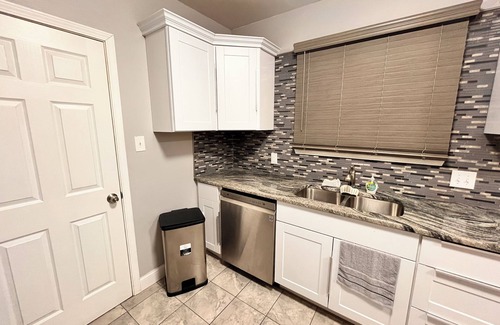 Detroit Casa | Charming 2-bedroom upper duplex in fabulous Detroit minutes from downtown!