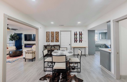 Riviera - Westchester Casa | Charming 2-bedroom House w/ AC near Downtown Bakersfield!