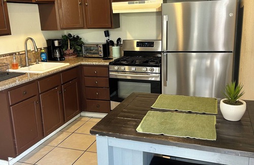 Greenacres Casa | Charming 2-bedroom house with WiFi, AC in welcoming Bakersfield