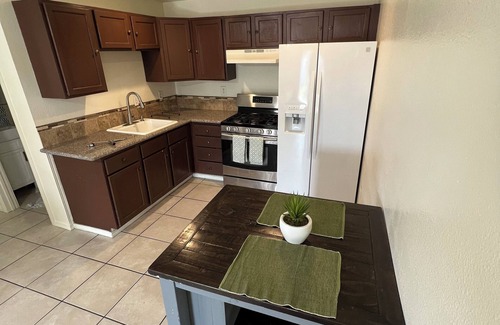 Greenacres Casa | Charming 2-bedroom house with WiFi, AC in welcoming Bakersfield