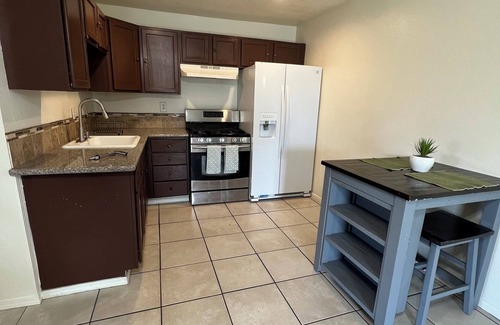 Greenacres Casa | Charming 2-bedroom house with WiFi, AC in welcoming Bakersfield