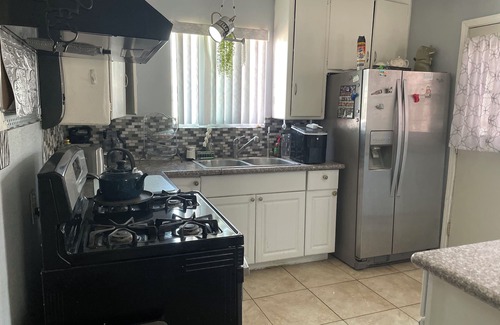 Bakersfield Casa | Charming 2-bedroom house with WiFi, AC in Bakersfield
