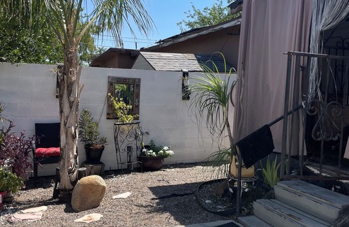 Bakersfield Casa | Charming 2-bedroom house with WiFi, AC in Bakersfield