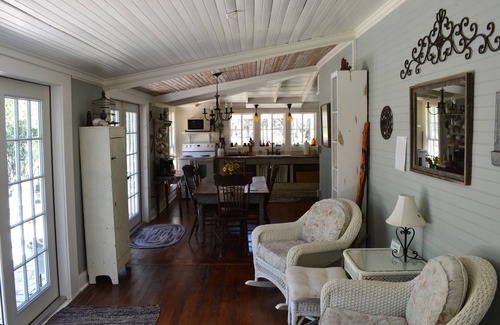 Center Point Cabaña | Charming 2-bedroom cottage on the River with 5 acres