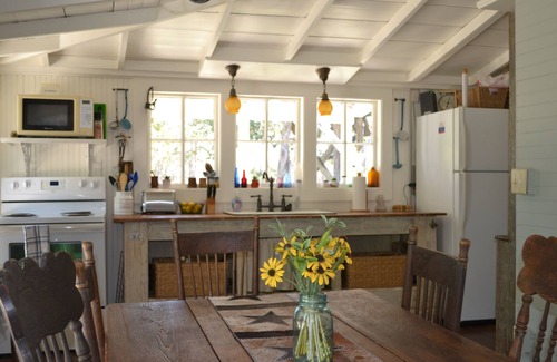 Center Point Cabaña | Charming 2-bedroom cottage on the River with 5 acres