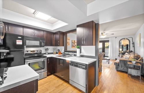 Clarksville Condominio | Charming 2-bedroom dog-friendly condo walking distance to Downtown Clarksville.