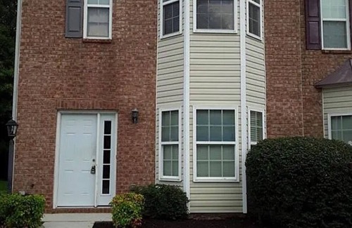 Riverdale Casa | Charming 2-bedroom townhome in College Park with AC, WiFi