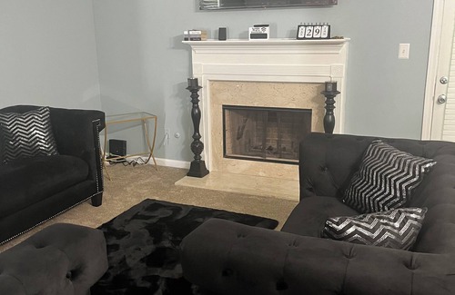 Riverdale Casa | Charming 2-bedroom townhome in College Park with AC, WiFi