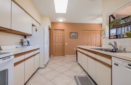 Colonia De Los Alamos Casa | Charming 2-bedroom house in welcoming Green Valley with WiFi, AC