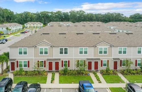 Arlington Casa | Charming 2-bedroom townhome in beautiful Jacksonville near beach and downtown.