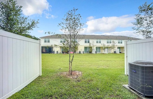 Arlington Casa | Charming 2-bedroom townhome in beautiful Jacksonville near beach and downtown.