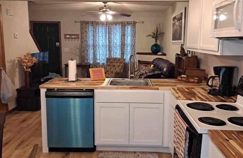 Jacksonville Casa | Charming 2-bedroom townhome near base and beaches. Shopping and restaurants