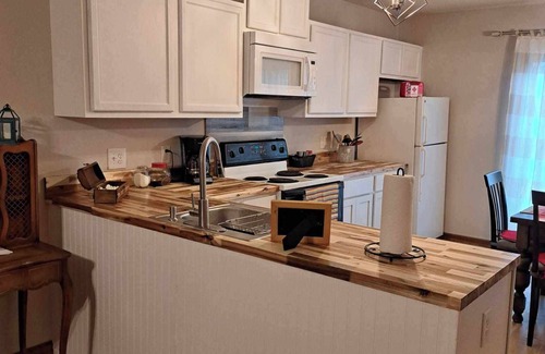 Jacksonville Casa | Charming 2-bedroom townhome near base and beaches. Shopping and restaurants