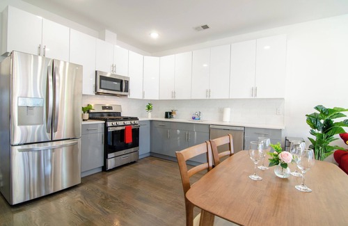 Communipaw Apartamento | Charming 2-bedroom apartment with WiFi, AC in terrific Jersey City