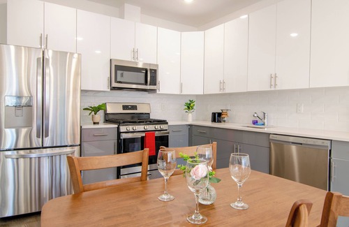 Communipaw Apartamento | Charming 2-bedroom apartment with WiFi, AC in terrific Jersey City