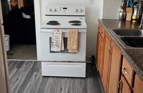 Kansas City Casa | Charming 2-bedroom bungalow house in brilliant Kansas City KS with AC, WiFi